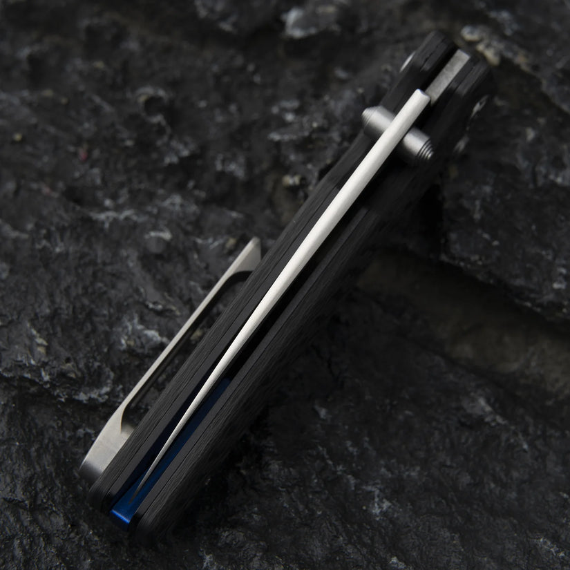 Olitans C045-S - 2.6" M390 Satin Blade, Carbon Fibre Handle