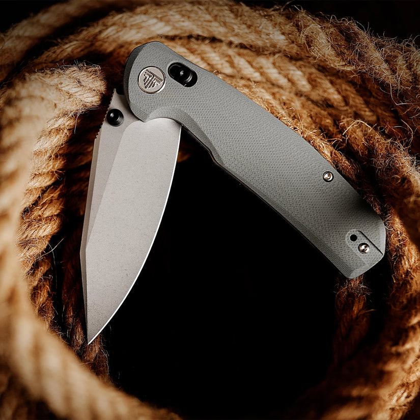 Trivisa Hornet-03G - 3.34" 14C28N Stonewashed Blade, Light Grey G10